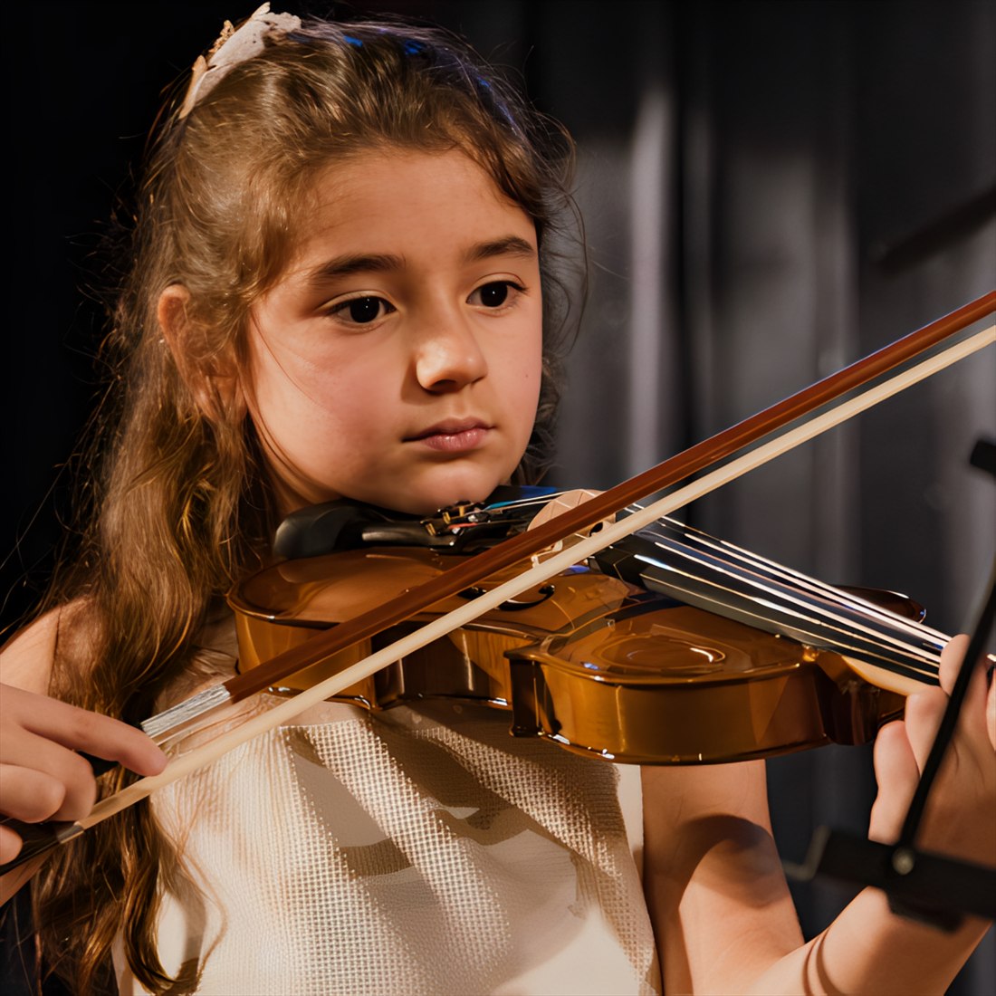 Aluna da Da Capo Musical tocando violino durante uma apresentação no palco