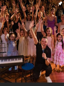 Publicação do Instagram da Da Capo Musical: alunos e professor em apresentação